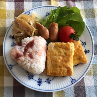 梅干しタラコおむすびの朝ごはんプレート